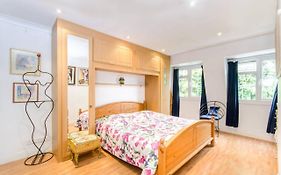 Super King Size Bed With En Suite In Wimbledon Close To Station